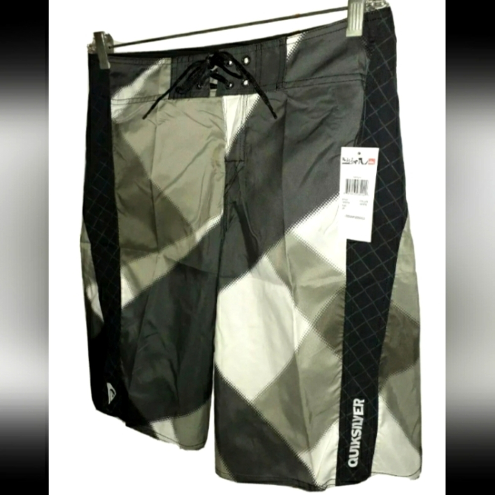 Mens NWT 32 QUIKSILVER MAYDAY Black&White 11.5" Graphic Boardshorts -Summer Lite